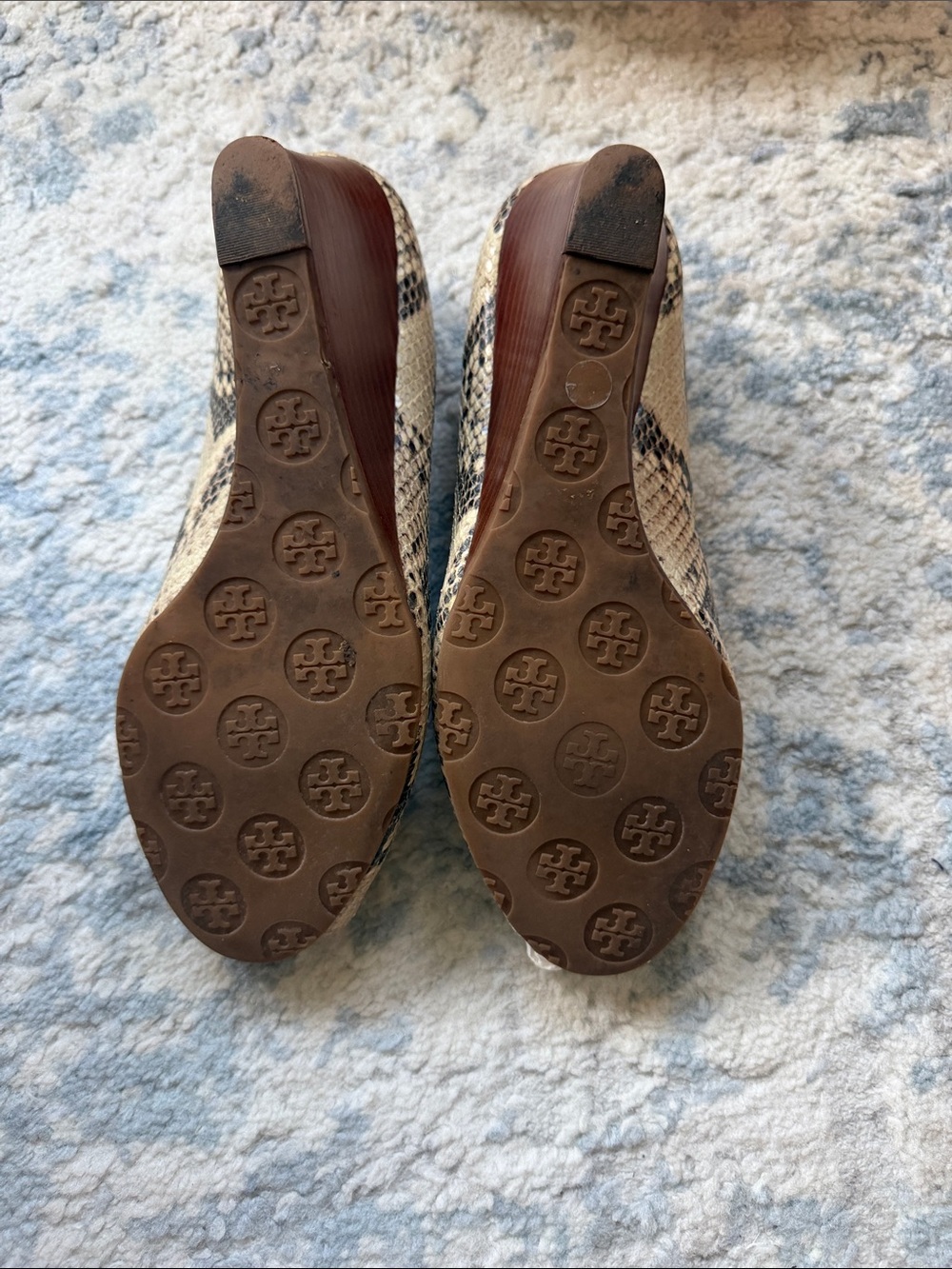 Tory Burch Natural Snake-Print Wedge Peep-Toe with Gold Logo - Picture 5 of 7